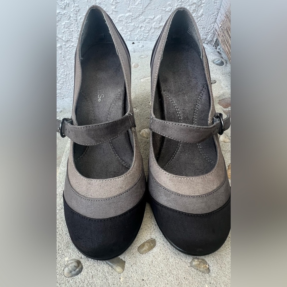 Women heels, black and gray, size 7.